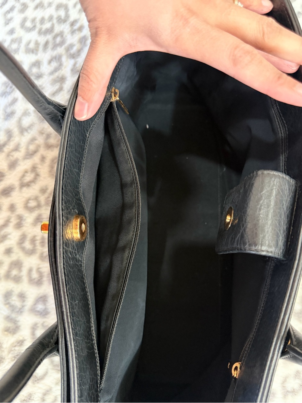 Chanel Executive cert tote caviar leather with gold hardware - Picture 10 of 16